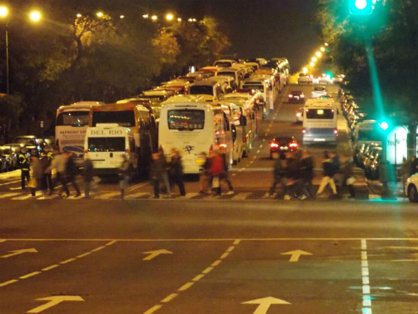Decenas de autobuses ocupan la avenida de Concha Espina
