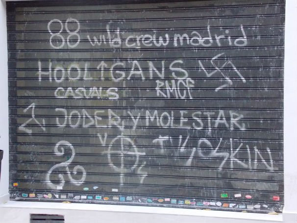 Grafitos en las verjas de Marceliano Santamaría
