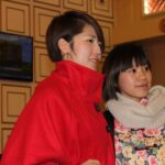 Mayte, a la derecha, con una amiga durante el festival de Año Nuevo chino