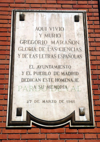 Gran placa en recuerdo de Gregorio Marañón en su misma plaza