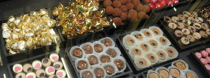 Surtido de dulces en un estand del Mercado Isabela. 