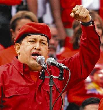 Hugo Chávez se dirige a los venezolanos con el puño en alto