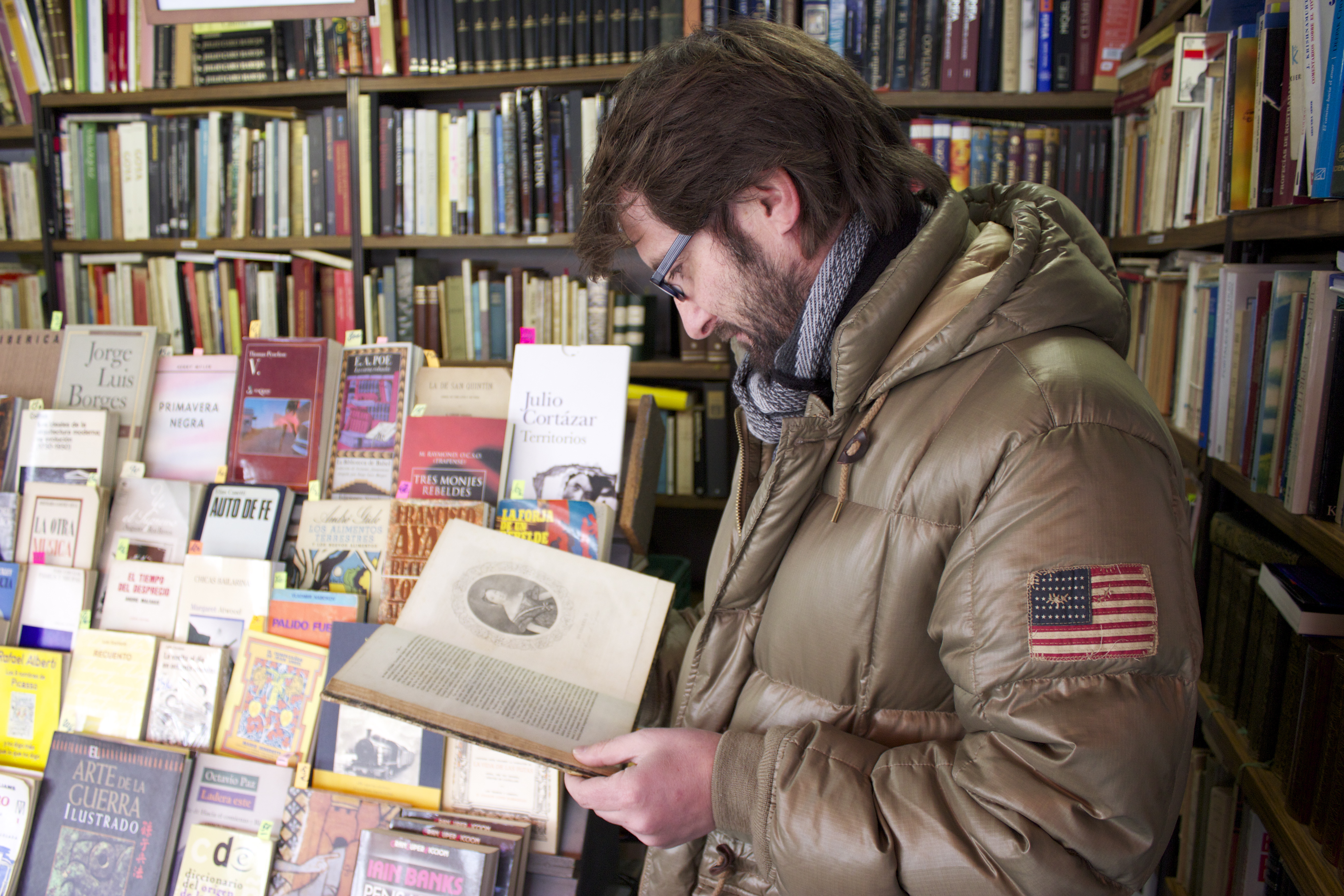 Carlos ojea un libro de 350 euros y más de 150 años de antiguedad