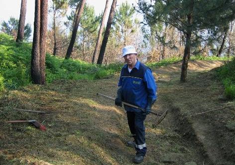 Josetxo, cuidando los rincones del bosque durante el reportaje. Foto: Ander Izagirre