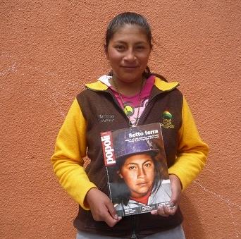 Ander vuelve a Bolivia y le regala a Abigaíl el ejemplar de la revista italiana Popolo, donde publicó el reportaje Mineritos. Foto: Ander Izagirre
