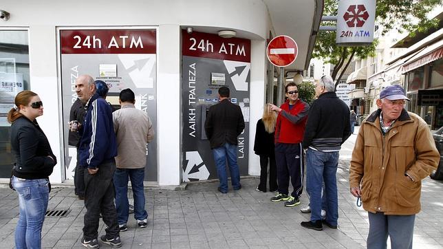Colas ante un banco cerrado en Chipre. Foto: EFE