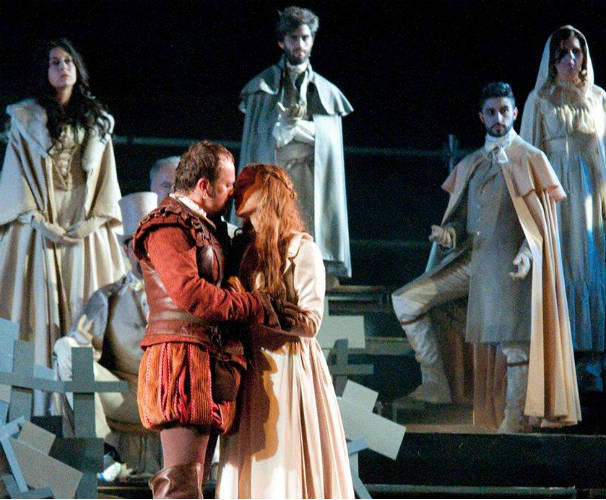 Fernando Cayo y Marta Hazas se abrazan en la última escena de la obra. Foto: Facebook Don Juan de Alcalá