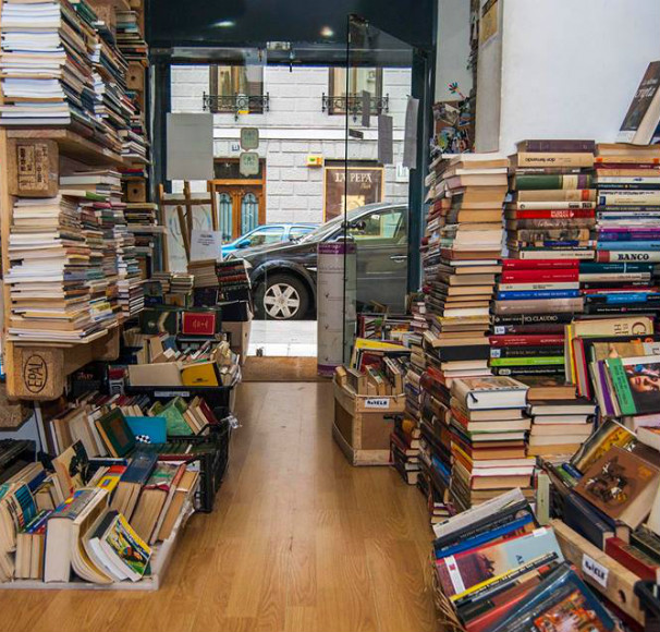 Miles de ejemplares invaden las estanterías de la librería. Foto: T.L.
