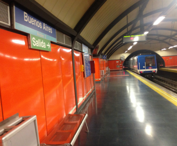 Un vagón de metro pasa por la estación de Buenos Aires. Foto: C.Q.C.