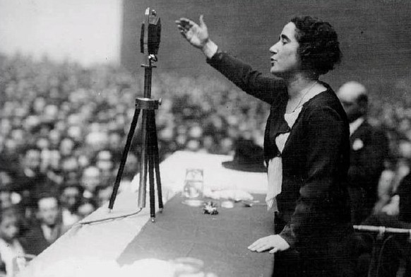Clara Campoamor durante un discurso. Foto: SomosMalasaña