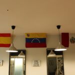 Las banderas española, venezolana y peruana cuelgan de la pared del local en alusión a la nacionalidad de los tres socios. Foto: M. Ruiz de Arcaute