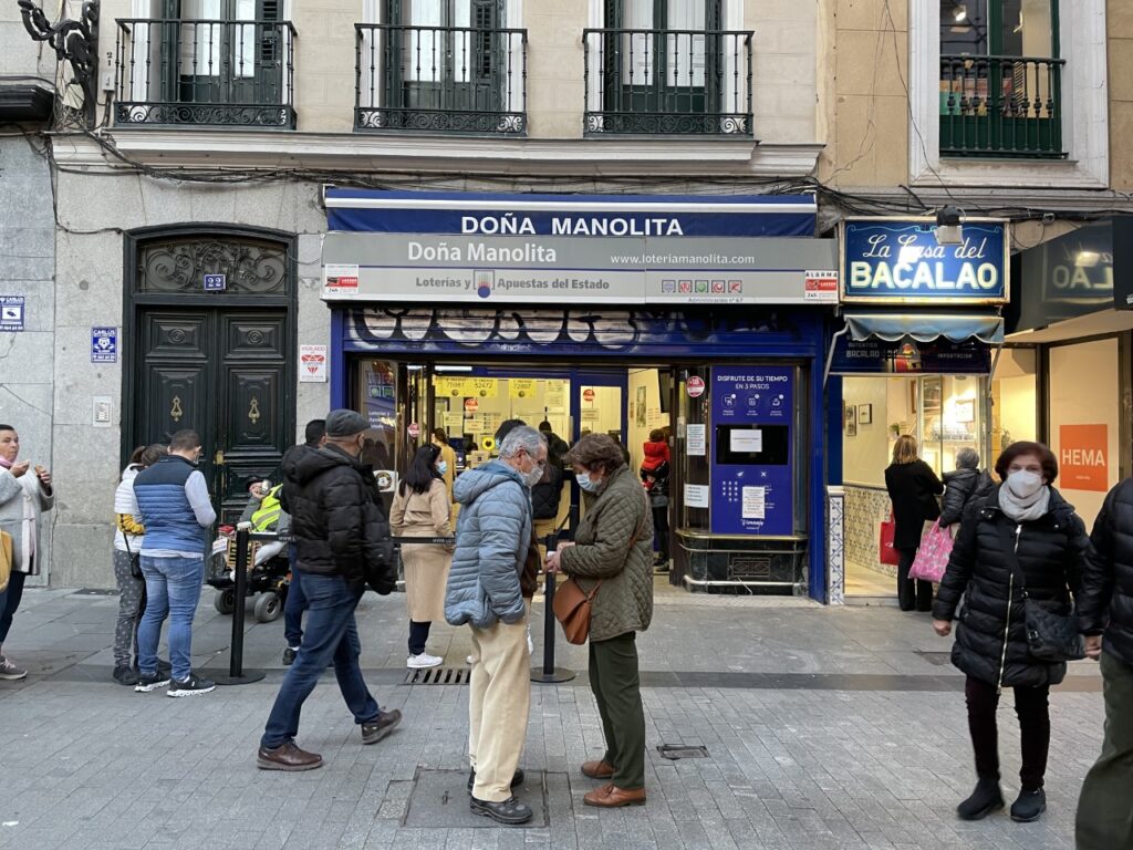 Vista de la entrada a la administración número 67 de Madrid, más conocida como "Doña Manolita"